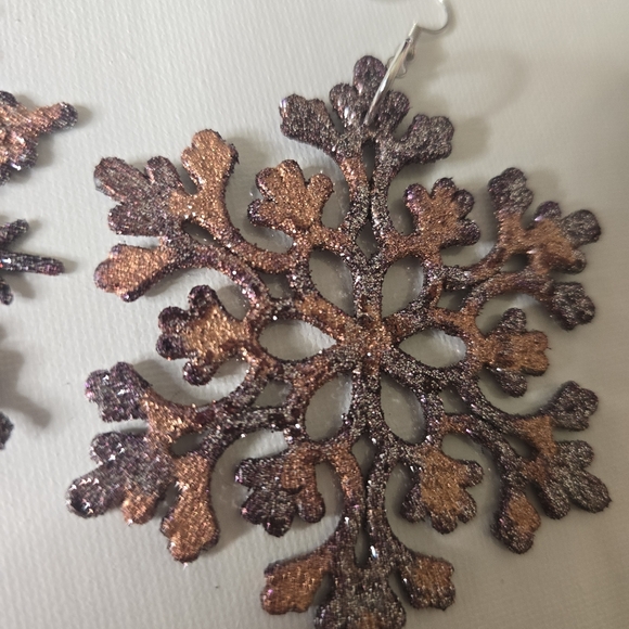 HANDCRAFTED Snowflake Pierced Earrings HANDPAINTED Holiday Jewelry Accessories - Picture 9 of 17